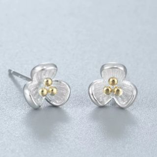 ต่างหูดอกไม้เงิน • Silver Flower Earrings