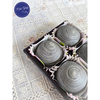 ขนมเปี๊ยะพันชั้น 4 ชิ้น **ไส้งาดำไข่เค็ม** By MaeYing Bakery