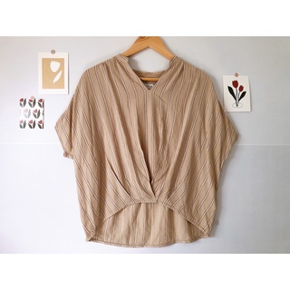 Lepsim เสื้อผ้าเรย่อนผสมลินิน คอจีน พื้นน้ำตาลเบจลายทางแดง
