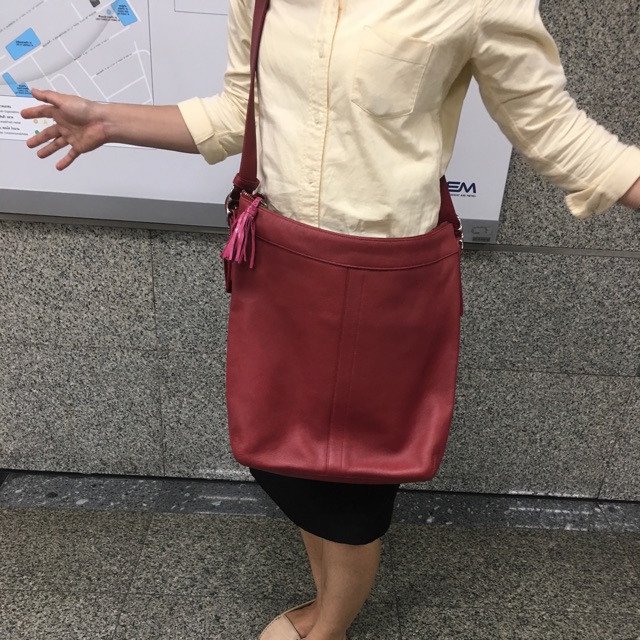 กระเป๋า COACH แท้ 💯% กระเป๋าสะพายยาว หนังแท้ รุ่น 9177 หนังสีแดง ขนาดประมาณ H35cm × W37cm × D9cm  มื