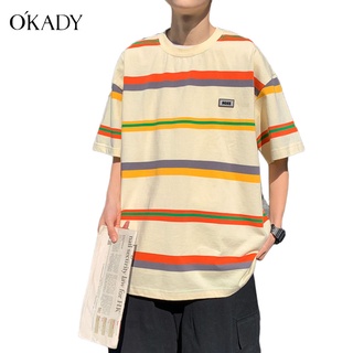 OKADY เสื้อเชิ้ตผู้ชายฤดูร้อนคอกลมแฟชั่นเกาหลีน้ำแบรนด์ครึ่งแขนเสื้อยืดนักเรียนคู่แขนสั้นลาย