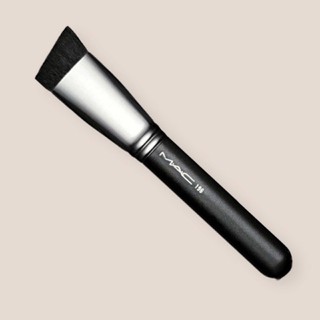 แปรงรองพื้น Mac 196 Slanted Flat Top Foundation Brush