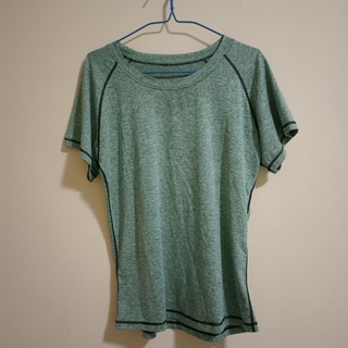 เสื้อออกกำลังกาย มือสอง สีเขียว size: L ยาว 18 นิ้ว อกได้ถึง 38