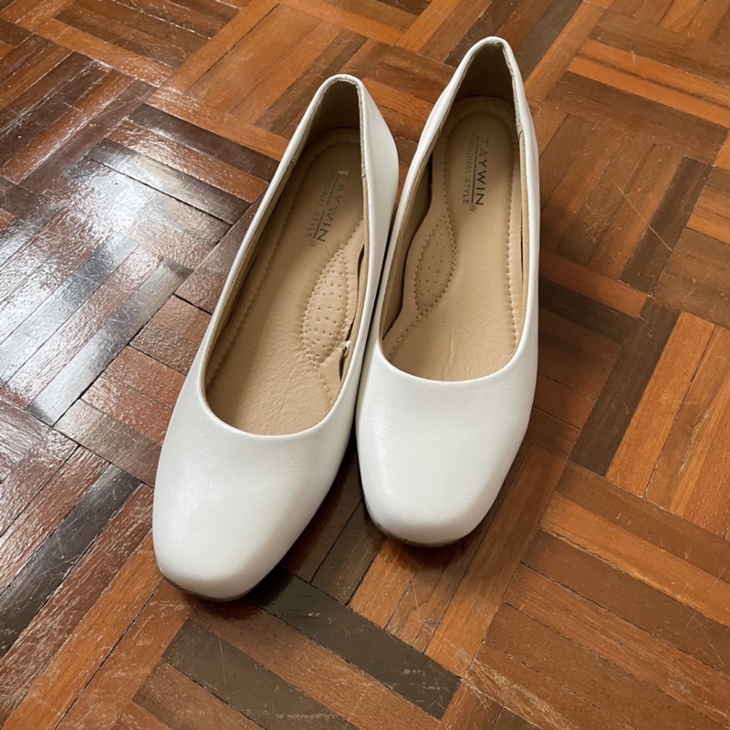 รองเท้าหนังแท้ สีขาว Taywin Original Style ไซส์ 39 (used)