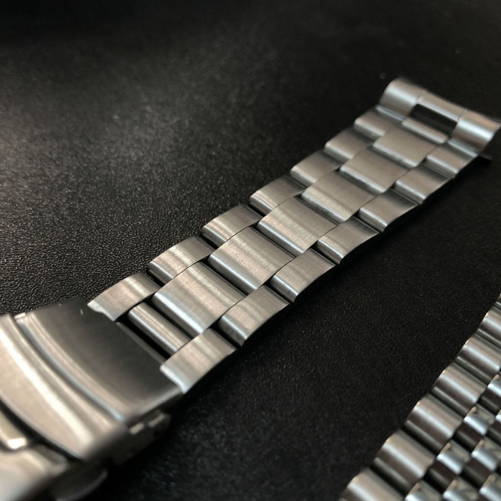 สายสแตนเลสตัน ขนาด 22 mm. ปลายโค้งเข้าตัวเรือน Curved End Link สำหรับ Seiko SKX007, SKX009 และ Seiko 5 Sport /Casio Duro - รูปที่ 4