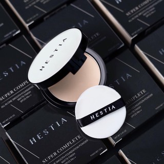 HESTIA SUPER COMPLETE ALL IN ONE SMOOTH FOUNDATION POWDER แป้งพัฟผสมรองพื้นเนื้อบางเบา สูตรอ่อนโยนสำหรับผิวแพ้ง่าย