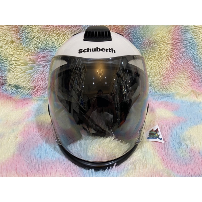 Schuberth j1 แนว open face มีชิวหน้ายกขึ้นลงได้ มีแว่นสโมคดำในตัว และมีที่กันคางถอดออกได้