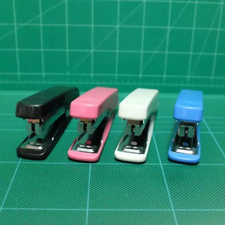 ชุด 4 ตัว เครื่องเย็บกระดาษอโรม่า Aroma Stapler HD-10NR (1ชุด/4สี) ใช้เย็บกระดาษหนาไม่เกิน 20 แผ่น (70แกรม)