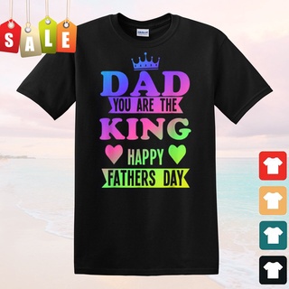 เสื้อยืดผ้าฝ้าย พร้อมส่ง เสื้อยืด พิมพ์ลาย Happy FatherS Day Dad You Are The King หลากสี แฟชั่นฤดูร้อน สําหรับผู้ชาย