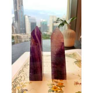 🧿 ฟลูออไรต์สีม่วงแท่งสี่เหลี่ยม เนื้อใส ลายสวย ( Purple Fluorite Obelisk ) 
🔸แบบเหลี่ยม 4 ด้าน มีความเรียบหรู ดูสบายตา