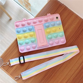 เคสซิลิโคน แบบของเล่นปุ่มกด กันกระแทก พร้อมสายคล้อง เหมาะกับเด็ก สำหรับ iPad Mini 1 2 3 4 5 Air Pro 9.7 5th 6th 7th 8th Gen 10.2 10.5 11.0 Air 4 10.9 นิ้ว 2020 Pro 10.5 นิ้ว 10.2 นิ้ว 2019 9.7 นิ้ว 2017 2018 Air3 10.5 นิ้ว