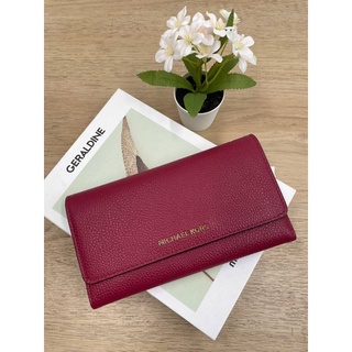 (ผาอย0%) กระเป๋าสตางค์ mk 3 พับ สีแดง berry ขนาด 7 นิ้ว MICHAEL KORS TRAVEL LARGE TRIFOLD WALLET