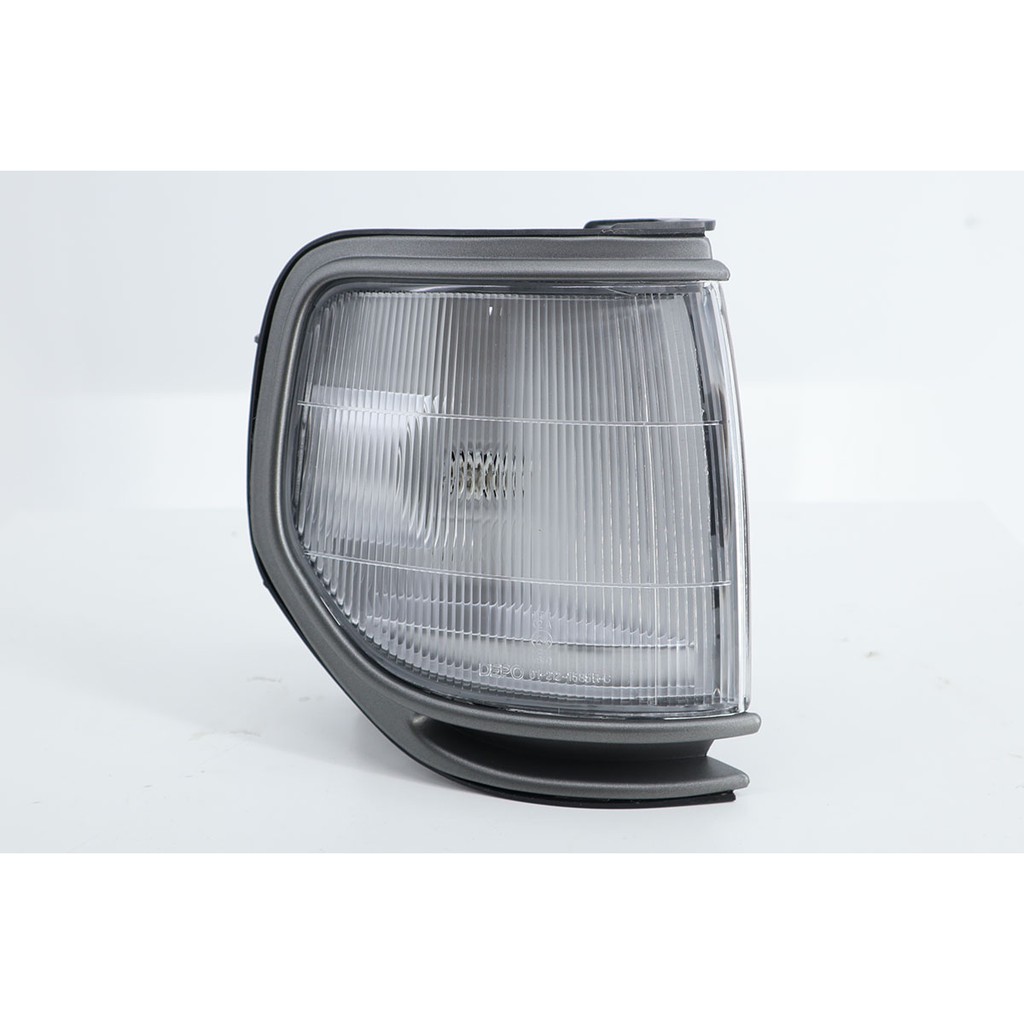 Toyota Landcruiser FJ82 90-94 โคมไฟมุม (หลอดไฟสัญญาณที่ศูนย์ ) OE Part Number : L 81620-60040 / R 81