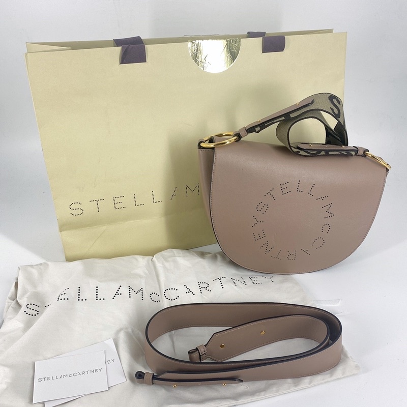 used like new  กระเป๋า แบรนด์ Stella mccartney Stella logo curved crossbody bag 20,000 baht