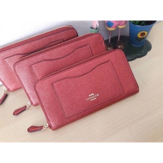 กปต ซิปรอบ สีแดงเมทาลิค (metallic currant) มี 3 ใบ ราคา 2,890-