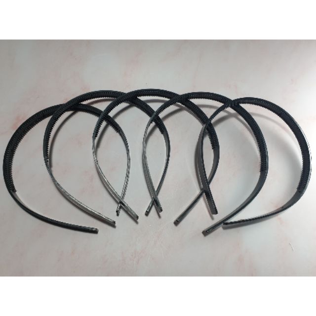 โครงที่คาดผมพลาสติก สีดำ ขนาด 1 เซนติเมตร 5 อัน 20 บาท