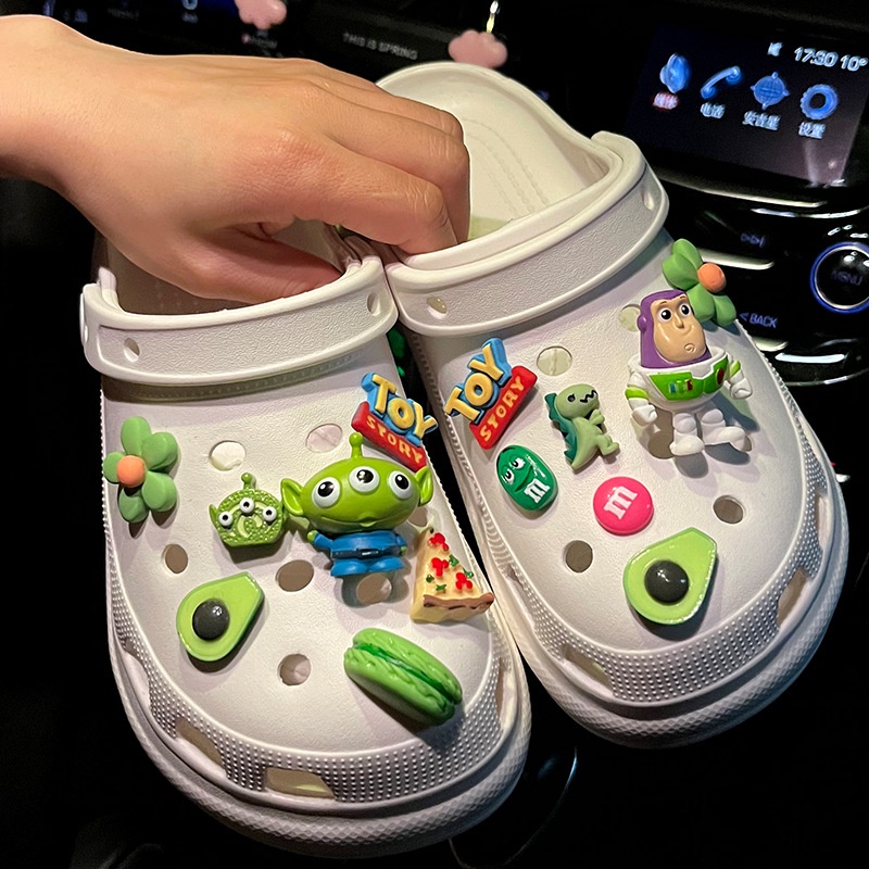 ลดราคา จํากัด เวลา! รถบัส Lightyear ชุดหัวเข็มขัด ลายการ์ตูนดอกไม้ สําหรับตกแต่งรองเท้า Crocs diy
