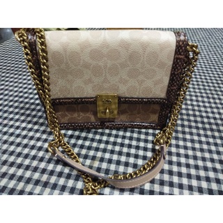 Coach Hutton limited signature Tan San/Brassกระเป๋าแบรนด์เนมมือสองสภาพดีใม่มีตำหนิหนักมีร่องรอยใช้งานบ้างเล็กน้อย