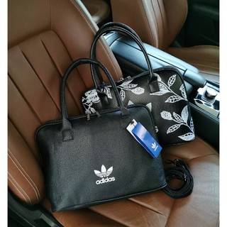 ADIDAS HANDLE BAG กระเป๋าถือเเละสะพายทรงโดม วัสดุนิ่มหนังสวยอยู่ทรงด้านหน้ามีโล้โก้แบรนด์