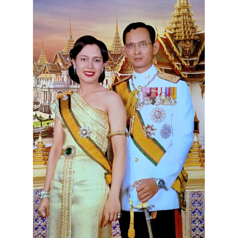 รูปภาพในหลวงรัชกาล9พระราชินี บูชา เสริมฮวงจุ้ย ภาพแต่งบ้าน รูปภาพติดผนัง ขนาดภาพ 15x21นิ้ว หรือ ( 38