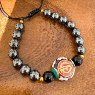 ข้อมือ โอมเทวา เฮมาไทต์ #hematite ลูกปัดโอม- หมายถึงสิ่งศักดิ์สิทธิ์ ที่คุ้มครองปกป้อง ให้พรแก่เรา  เฮมาไทต์- ความกล้า