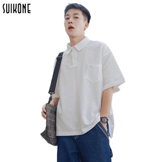 Suikone เสื้อโปโลทรงหลวม เสื้อยืดคอปกสไตล์ฮ่องกงสำหรับผู้ชาย ดีไซน์สีพื้น เรียบง่าย เนื้อผ้านุ่มนิ่ม สวมใส่สบาย สามารถสวมใส่ได้หลากหลายโอกาส