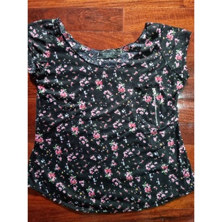 เสื้อยืดเว้าคอ ลายดอก ลายดอกไม้ สีดำ คอกว้าง แขนสั้น มือสอง มือ2 มีกระเป๋าเล็กๆ