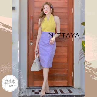 Nittaya เดรสทูโทนคล้องคอช่วงกระโปรงเป็นผ้าทอลายกุหลาบ