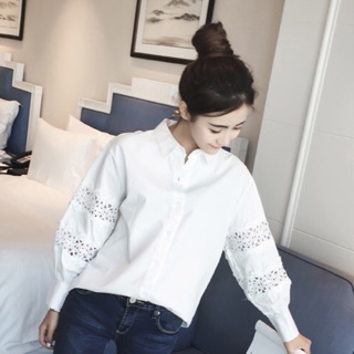 เสื้อเชิ๊ตแฟชั่นสีขาว คอปก แขนยาว ต่อแขนผ้าลูกไม้ 2ชั้น เนื้อผ้าผสมโพลีไนล่อน