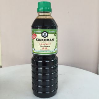 KIKKOMAN ซอสถั่วเหลือง สูตร เกลือน้อย Less Salt Soy Sauce 600 ml