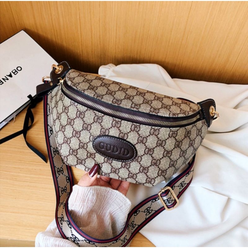 ลดพิเศษ (จัดส่งทันที) กระเป๋าคาดอกผญ กระเป๋าคาดเอวผญ งานสวยตรงปกหนังดีมีซิปหลัง