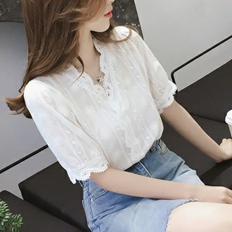 เสื้อลูกไม้สีขาวคอวี 1 ชิ้น