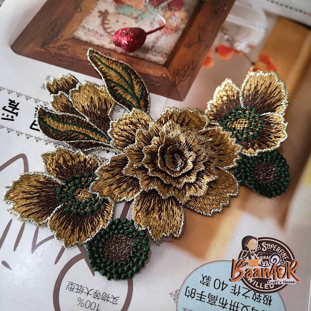 1 ชิ้น ดอกไม้ ตกแต่ง ดอกไม้ผ้า Huntington สีน้ำตาล ติดเพชร ขนาด 15cm ใช้สำหรับตกแต่งชิ้นงานให้น่ารักมากขึ้น จำนวน 1