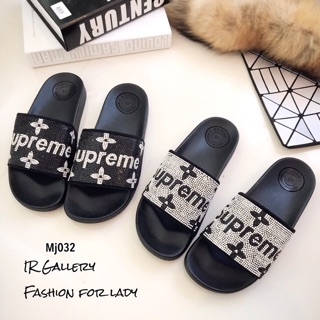 รองเท้าแตะ Supreme