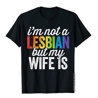 เสื้อยืดผ้าฝ้าย เสื้อยืด ผ้าฝ้าย พิมพ์ลาย Im Not A Lesbian But My Wife Is Funny Lesbian LGBT สําหรับผู้ชาย และผู้หญิง