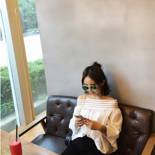 เสื้อแฟชั่นสีขาวโชว์ไหล่