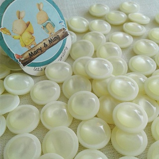 กระดุมพลาสติค Korea Button เนื้อมุก สีครีมอ่อน ขนาด 18 มิล ชุด 6 เม็ด 35 บาท