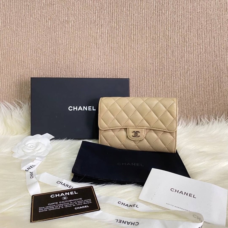 กระเป๋าสตางค์ Chanel คาเวียร์ ใบกลาง สีครีม