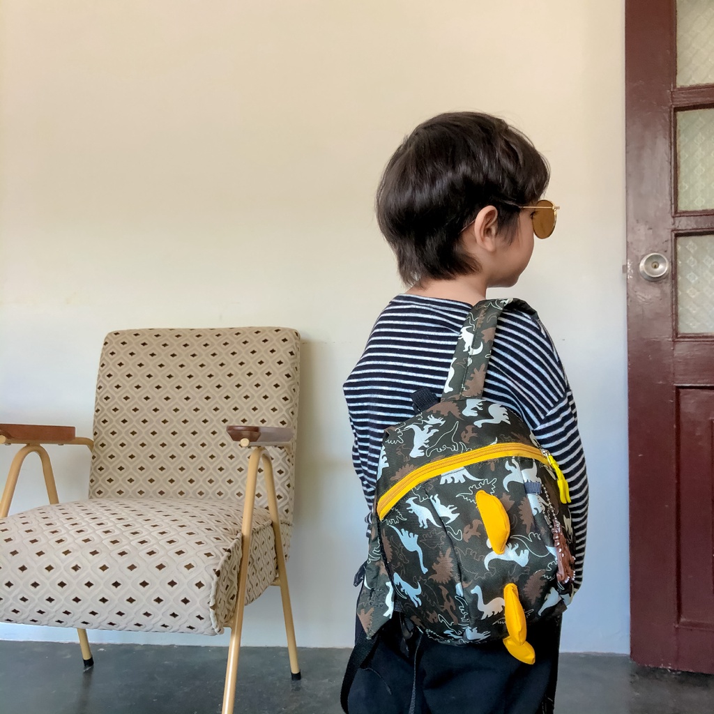 กระเป๋านักเรียนอนุบาล กระเป๋าเป้เด็ก การ์ตูนไดโนเสาร์น้อย ป้องกันการสูญหาย 24*21*11CM - รูปที่ 6