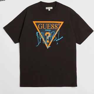 Guess เสื้อยืดแขนสั้นผ้าฝ้ายระบายอากาศพิมพ์ลายโลโก้สําหรับผู้ชายและผู้หญิง