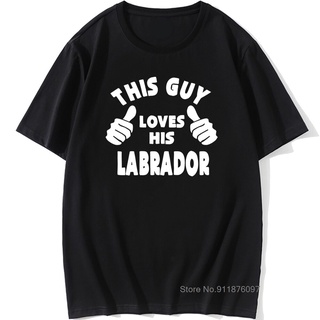 เสื้อยืดแขนสั้น คอกลม ผ้าฝ้าย พิมพ์ลาย This Guy Loves His Labrador เหมาะกับของขวัญวันเกิด สําหรับผู้ชาย