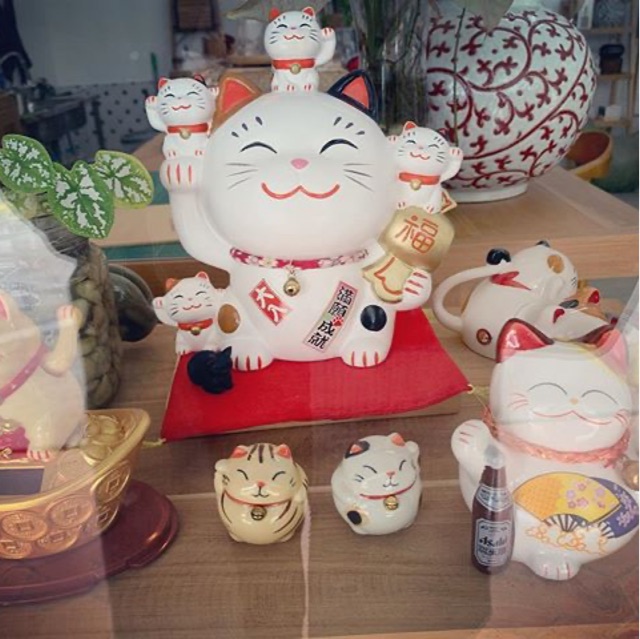 ตุ๊กตาเซรามิก-แมวกวัก จากญี่ปุ่นแท้ 100% Yakushiga Maneki -Neko Lucky Cat Chirimen Family