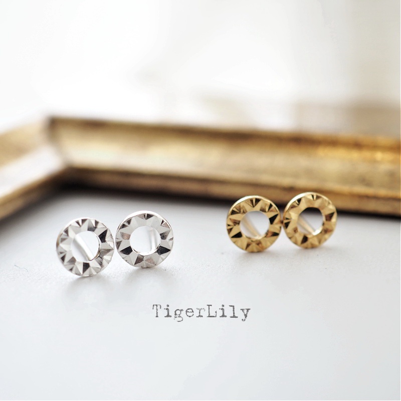 ต่างหูเงินแท้ 92.5% ทรงโดนัทกลม มี 2 สี ทอง และ เงิน ขนาด 0.5 ซม. ดีไซน์มินิมอล ราคาต่อ 1 คู่