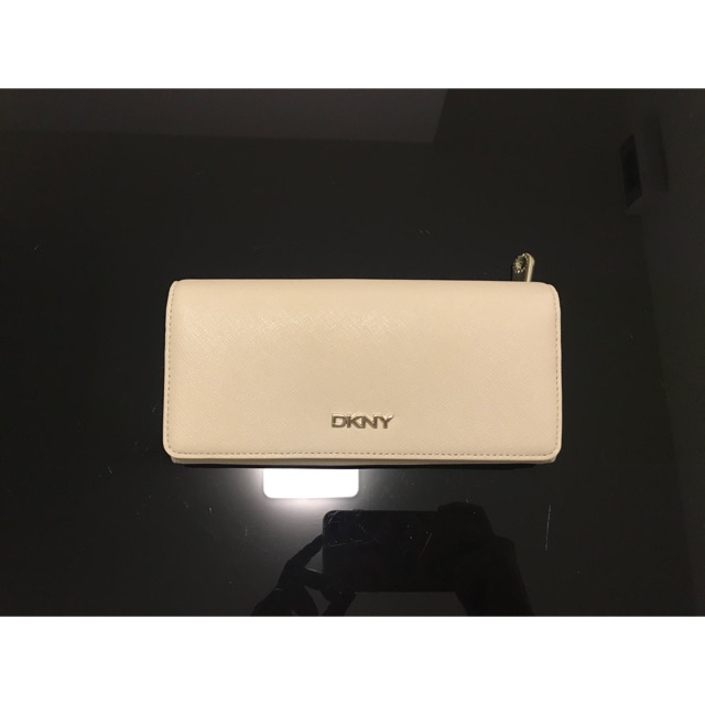 กระเป๋าสตางค์ DKNY สีครีม