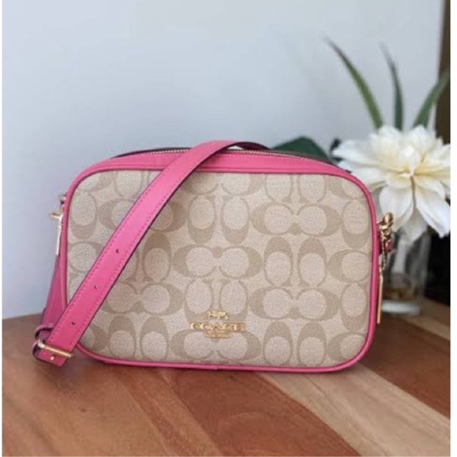 (ผ่อน0%) กระเป๋าสะพายข้าง 🔻JES CROSSBODY IN SIGNATURE CANVAS (COACH 68168) 🔻สีConfetti Pink ลายซีสีครีม สายสีชมพู