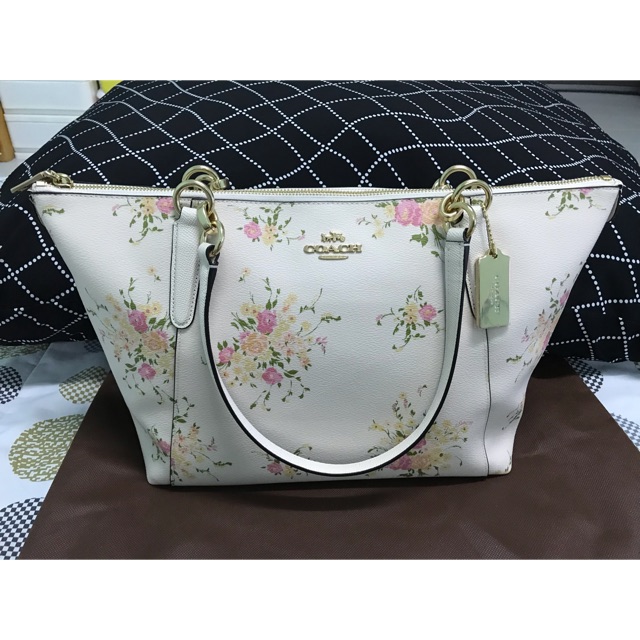 Coach Ava ลายดอกสวยหวาน ขนาดกำลังดี จุของเยอะ