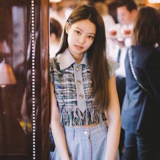 Jennie twit top เสื้อครอปคอปกแต่งกระดุมหน้า ทรงแขนตัด เนื้อผ้าทวิตต์ถักปล่อยชายรุ่ย แบบสาวเจนนี่ใส่ค่ะ