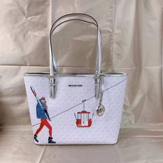 (ผ่อน0%) กระเป๋าสะพาย MK MICHAEL KORS JET SET TRAVEL GIRL CARRYALL TOTE BAG  35H1S5CT2B สีขาว ลายmk