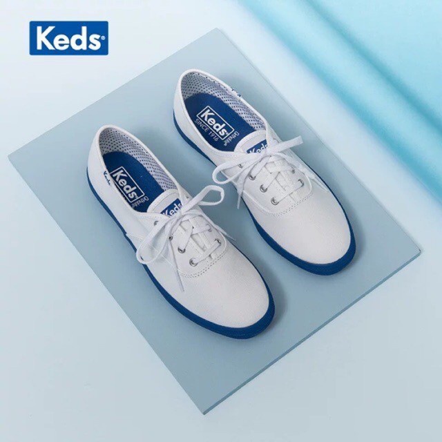 keds  (แถมฟรีถุงเท้า 2 คู่ )chillax seasonal รองเท้าผ้าใบลําลองสีขาว