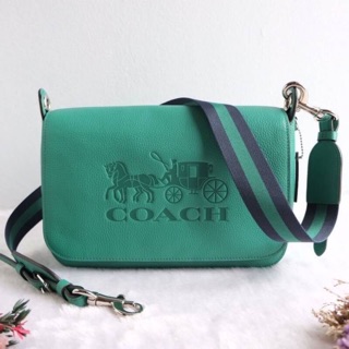 Coach F72703 Jes messenger สะพายข้างรุ่นใหม่ ปั๊มโลโก้รถม้า สายสะพายสปอร์ต สวยๆจ้าา ขนาด 11" (L) x 7 1/4" (H) x 3" (W)